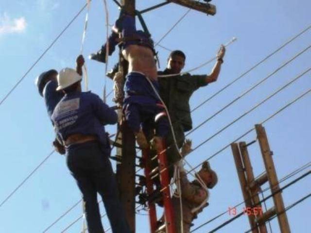 FUNCIONÁRIO DA CERON MORRE ELETROCUTADO