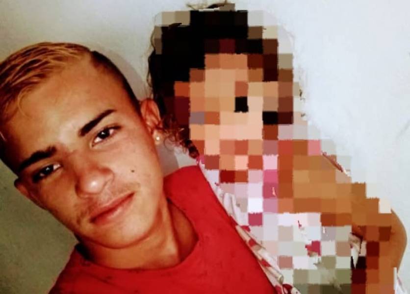 Mulher e filho que esconderam no quintal de casa o corpo de rapaz assassinado em Vilhena já estão nas ruas, e um deles vive drama