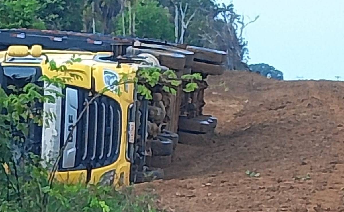 Trazendo gado da região de Porto Velho, carreta dirigida por vilhenense tomba em estrada escorregadia e animais morrem