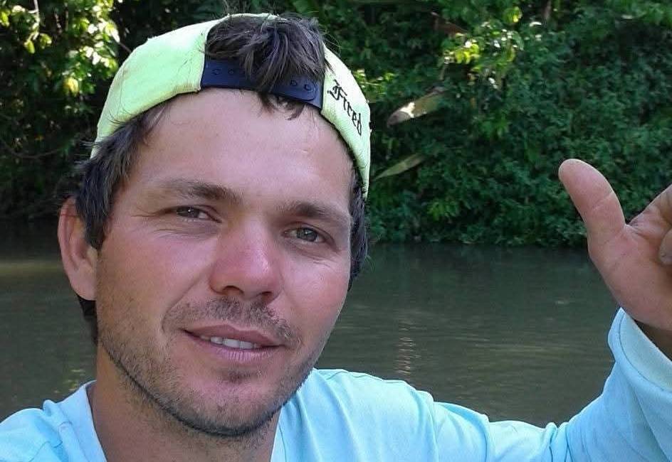 8 meses após serem filmados matando pedreiro a tiros em Vilhena, pai e filho seguem foragidos e familiar da vítima pede justiça