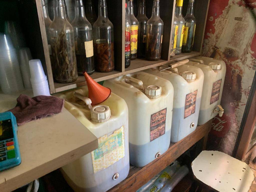METANOL A CAMINHO? Polícia Civil e Vigilância Sanitária interditam fábrica clandestina de bebidas destiladas em Estado vizinho