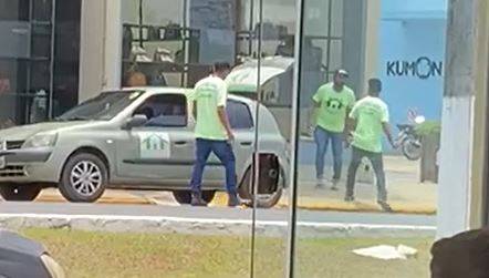ASSISTA: homem ataca coordenador de ONG a pauladas em avenida no centro de Vilhena; briga foi filmada