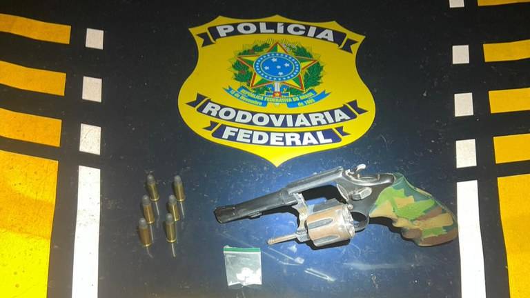 Durante fiscalização de trânsito em Vilhena, agentes da PRF flagram motociclista com arma ilegal e cocaína