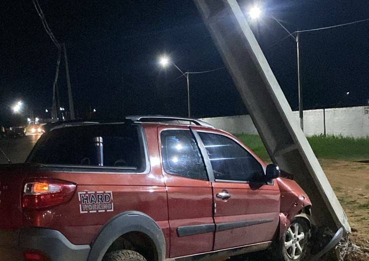 ASSISTA VÍDEO: carro que “atropelou” poste em avenida de Vilhena é abandonado no local; mulher chorando foi vista a bordo