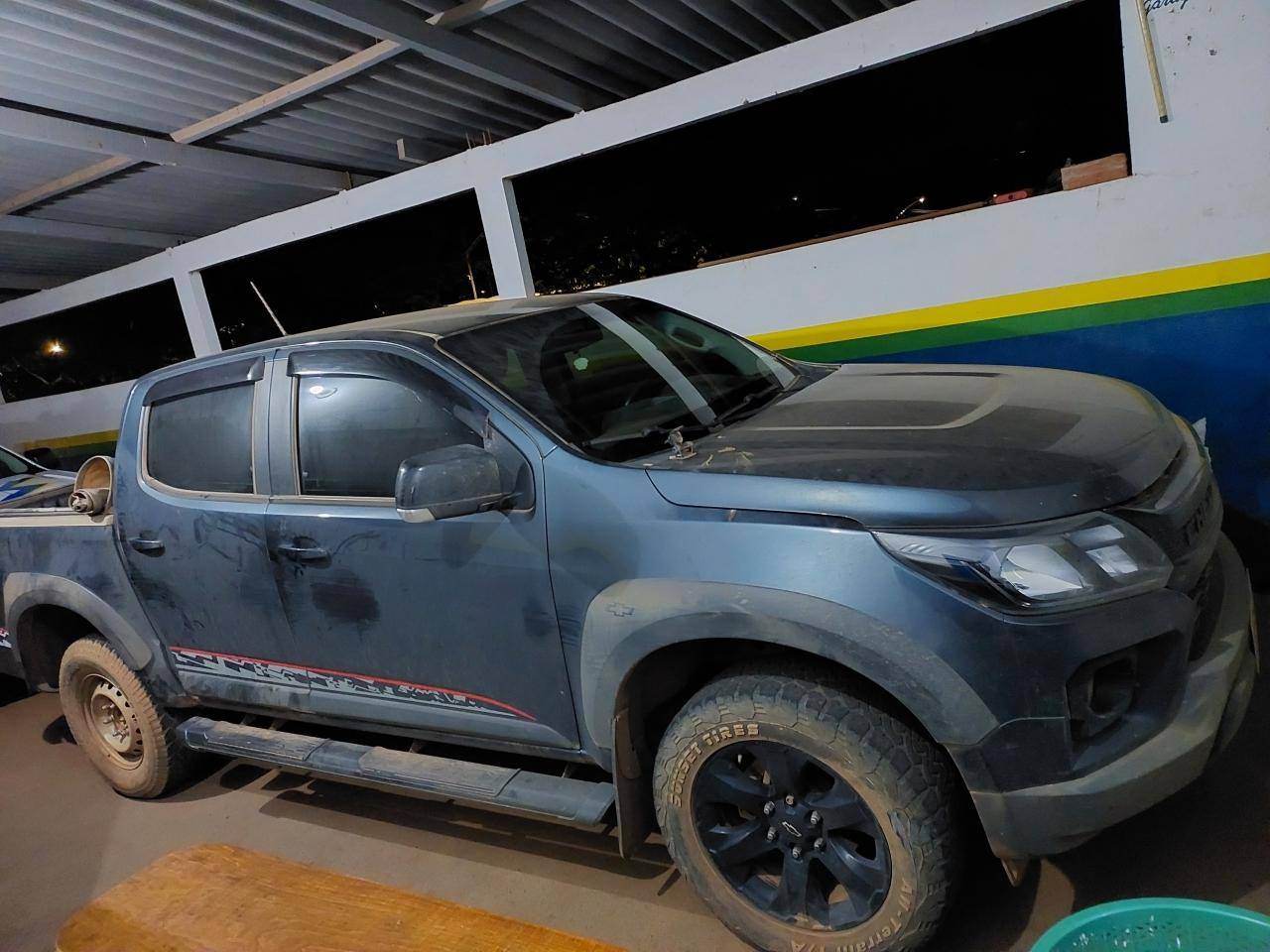 Polícia Militar recupera, na zona rural de Corumbiara, uma das quatro caminhonetes que haviam sido furtadas em Porto Velho