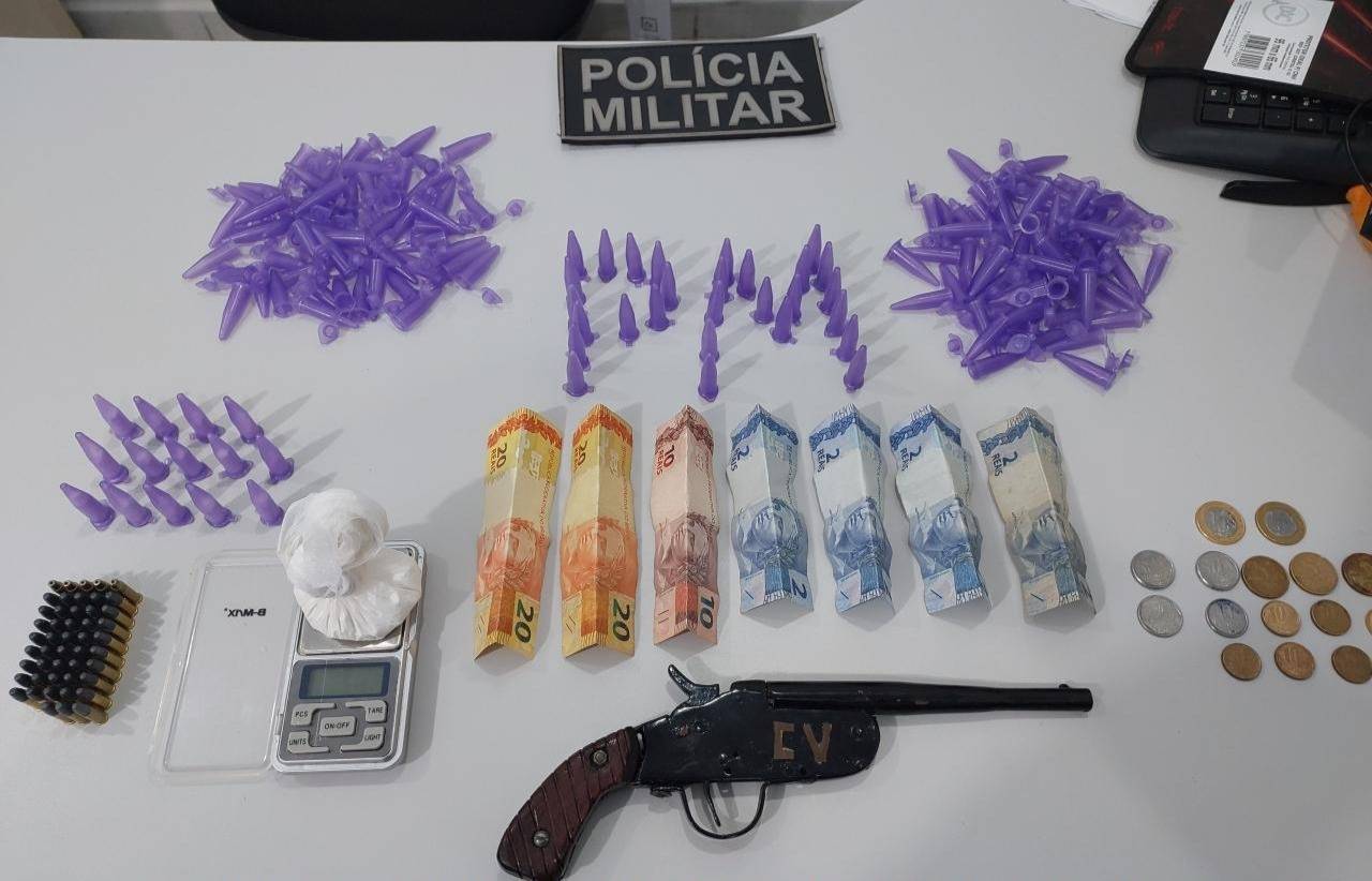 AÇÃO EFETIVA – Polícia Militar prende dois por tráfico de drogas no bairro cidade alta, em Chupinguaia