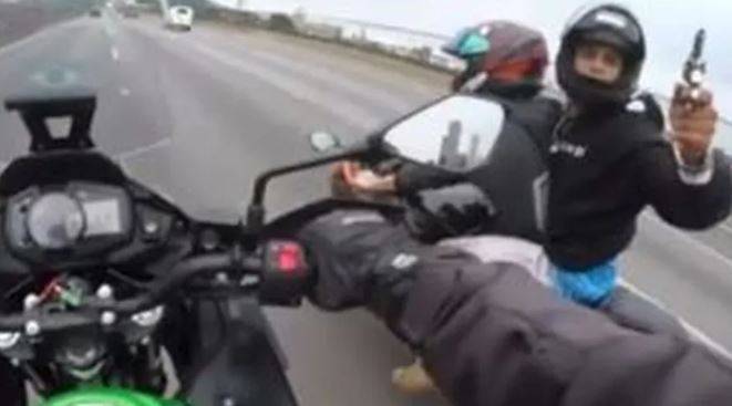 Trafegando de moto em avenida movimentada de Vilhena, rapazes conseguem evitar assalto anunciado por ladrões armados