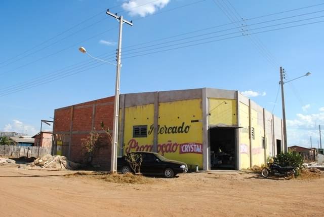 Durante assalto a mercado, mulher desafia ameaça de morte e foge de ladrões