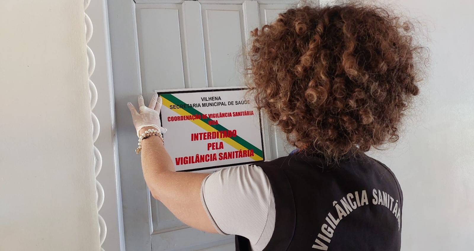Após morte de cachorro, dona denuncia e Vigilância Sanitária interdita clínica veterinária irregular, em Vilhena
