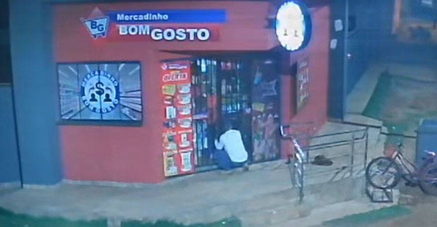 ASSISTA VÍDEO: ladrão é flagrado tentando arrombar mercadinho em bairro de Vilhena; grades impedem furto