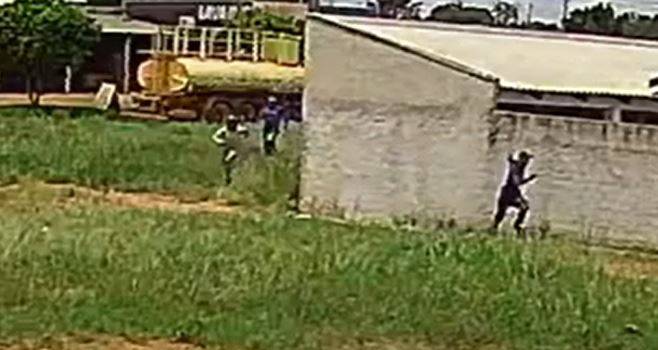 ASSISTA: vídeos mostram homem tentando matar outro a tiros e pastor evangélico na correria, “repreendendo todo o mal”, em Vilhena