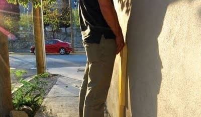 Polícia Militar é acionada após homem ser flagrando com pênis exposto, urinando no muro de residência, em Vilhena