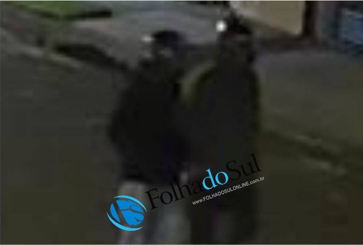 Dupla de ladrões furta motocicleta estacionada e sai empurrando veículo em bairro de Vilhena; Polícia Militar é acionada