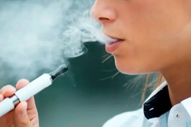 Após denúncia da mãe de aluno, quatro adolescentes são flagrados fumando cigarro eletrônico dentro de escola estadual, em Vilhena