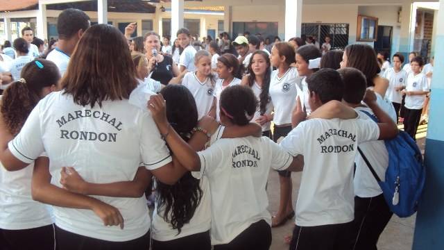 No Dia do Amigo, escola vilhenense promove abraço coletivo entre alunos