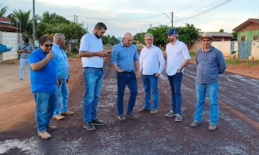 Deputado Ezequiel Neiva acompanha obras de pavimentação e entrega de ônibus escolares em Cerejeiras