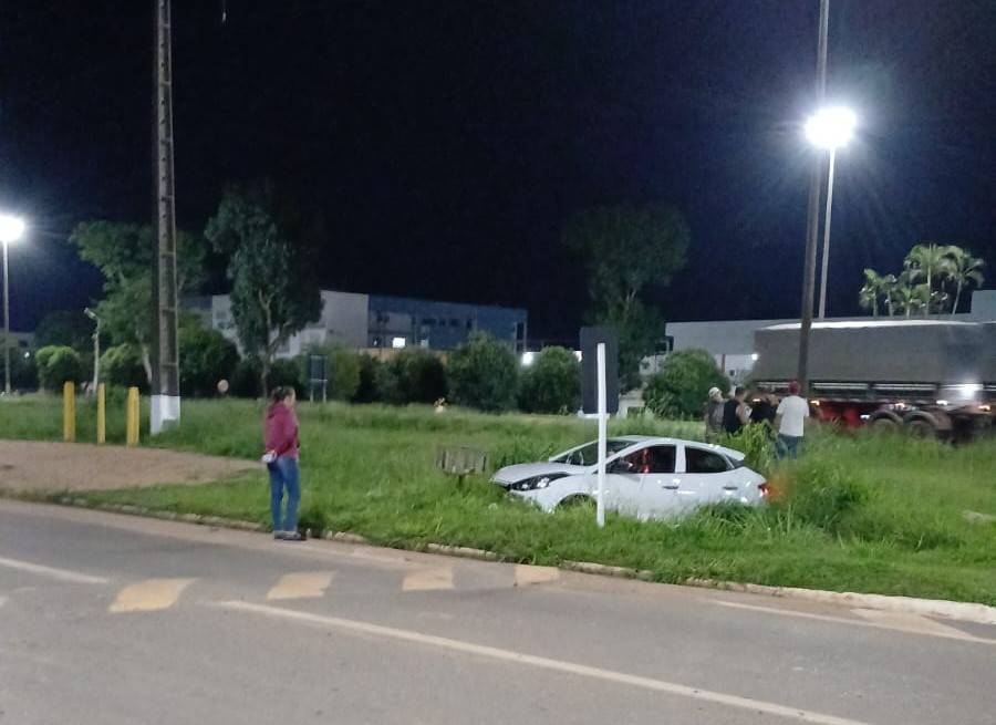 ASSISTA VÍDEOS: motorista aparentemente bêbado “atravessa” rotatória em rodovia e foge a pé, deixando carro para trás, em Vilhena