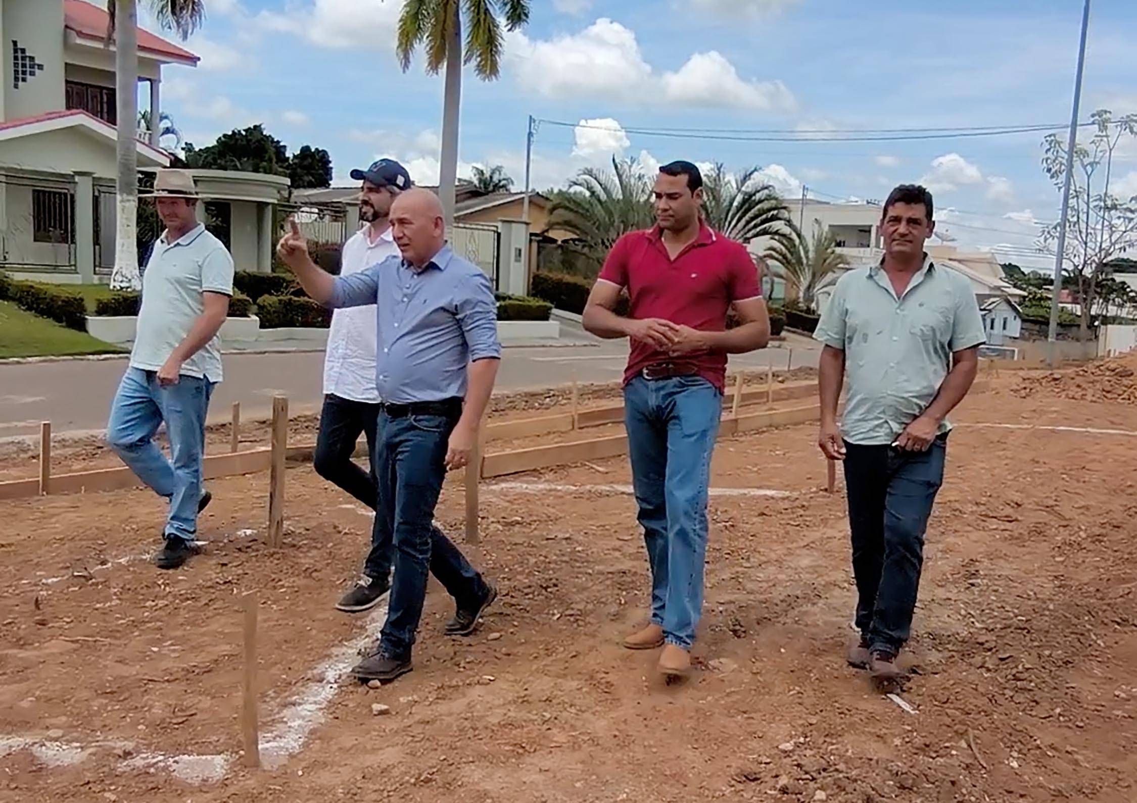 Deputado Ezequiel Neiva vistoria obras de construção de estacionamento em Colorado do Oeste