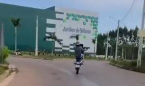 Sem habilitação, “motoqueiro do grau” chama a atenção da PM pilotando veículo barulhento e acaba preso com drogas, em Vilhena