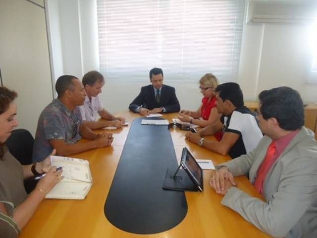 Júlio Olivar se reúne com Sintero e promete visitar todas as escolas estaduais