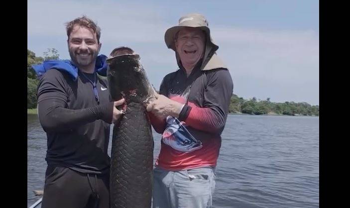 ASSISTA: ex-governador de Rondônia fisga pirarucu de 50 kg e grava vídeo para mostrar as belezas do rio Guaporé
