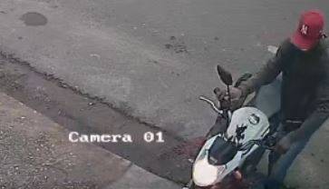 VÍDEO: dono “facilita”, deixa chave na ignição e ladrão foge levando motocicleta em plena luz do dia, em avenida central de Vilhena