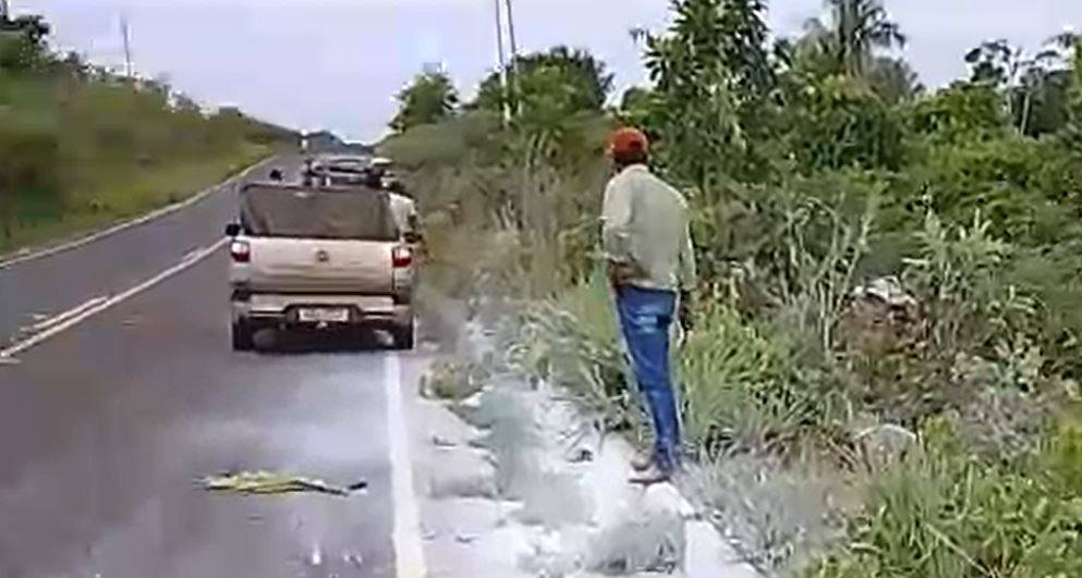 ASSISTA VÍDEO: homem de 70 anos morre na rodovia que liga a BR 364 a Chupinguaia; buracos na pista teriam provocado acidente fatal