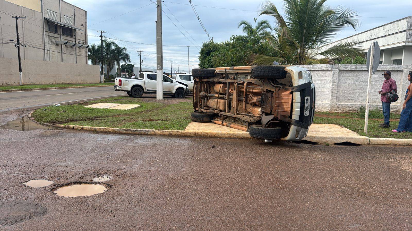 Caminhonete dirigida por médico capota em trecho urbano de rodovia federal após ser atingida por outra, em Vilhena