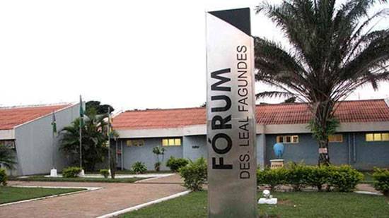 INUSITADO: mulher é presa no Fórum, tentando entregar drogas para o marido que estava sendo julgado por homicídio, em Vilhena