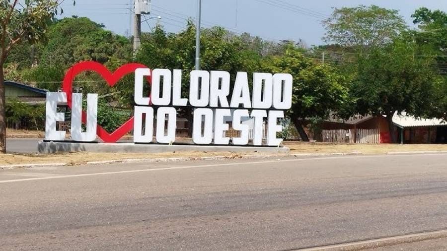Policiais disparam tiros e spray de pimenta para conter homem em surto psicótico e armado com faca nas ruas de Colorado do Oeste