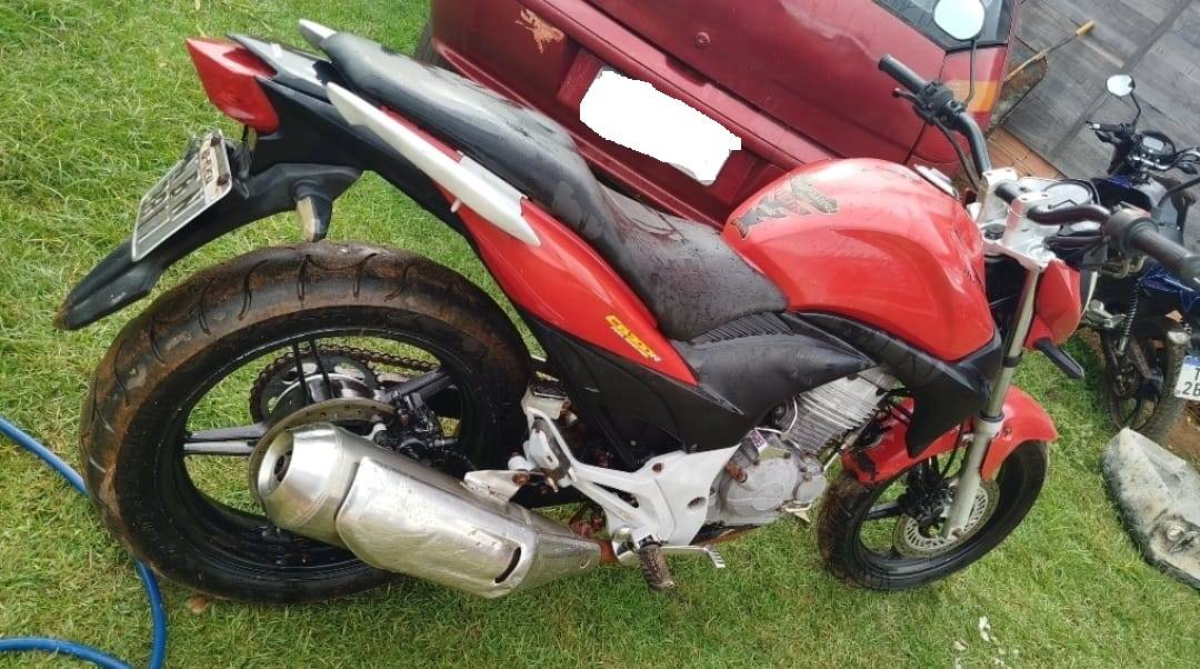 Ladrões atacam em bairros diferentes de Vilhena: moto travada foi furtada e escritório sofreu “limpa” antes de ser inaugurado
