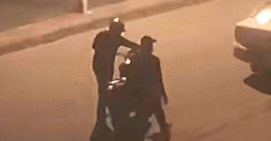 ASSISTA VÍDEOS: câmeras flagram ladrões empurrando motocicleta pela rua, após furto em estádio de Vilhena