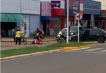 Em dia de “bruxa solta” e morte no trânsito de Vilhena, mulher com crianças em motoneta é atingida por carro e sofre fratura