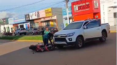 Quarto acidente de trânsito no mesmo dia em Vilhena tem “capacetadas” em picape, motorista chorando e criança quase esmagada