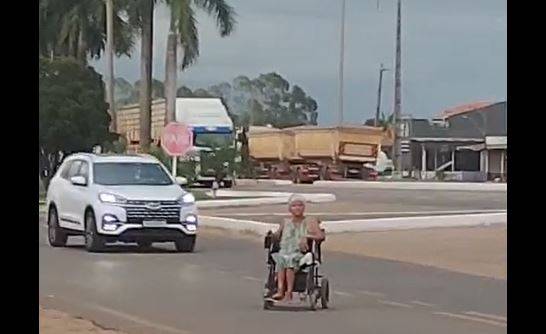 ASSISTA: vídeo mostra cadeirante andando na contramão da BR 364, e depois desafiando carros em avenida movimentada de Vilhena