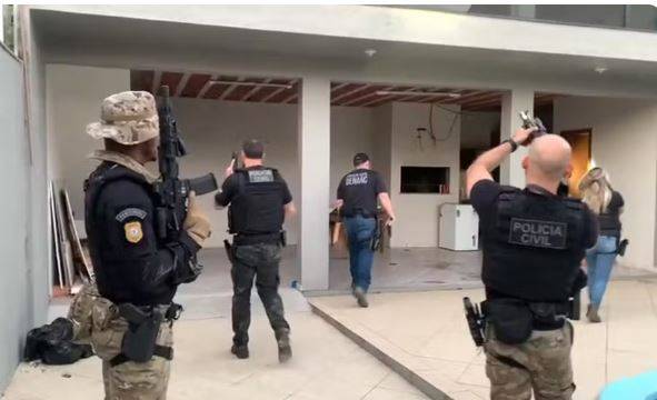 Transportadora gaúcha que recrutava caminhoneiros para o tráfico é alvo de ação policial; um mandado foi cumprido hoje, em Rondônia