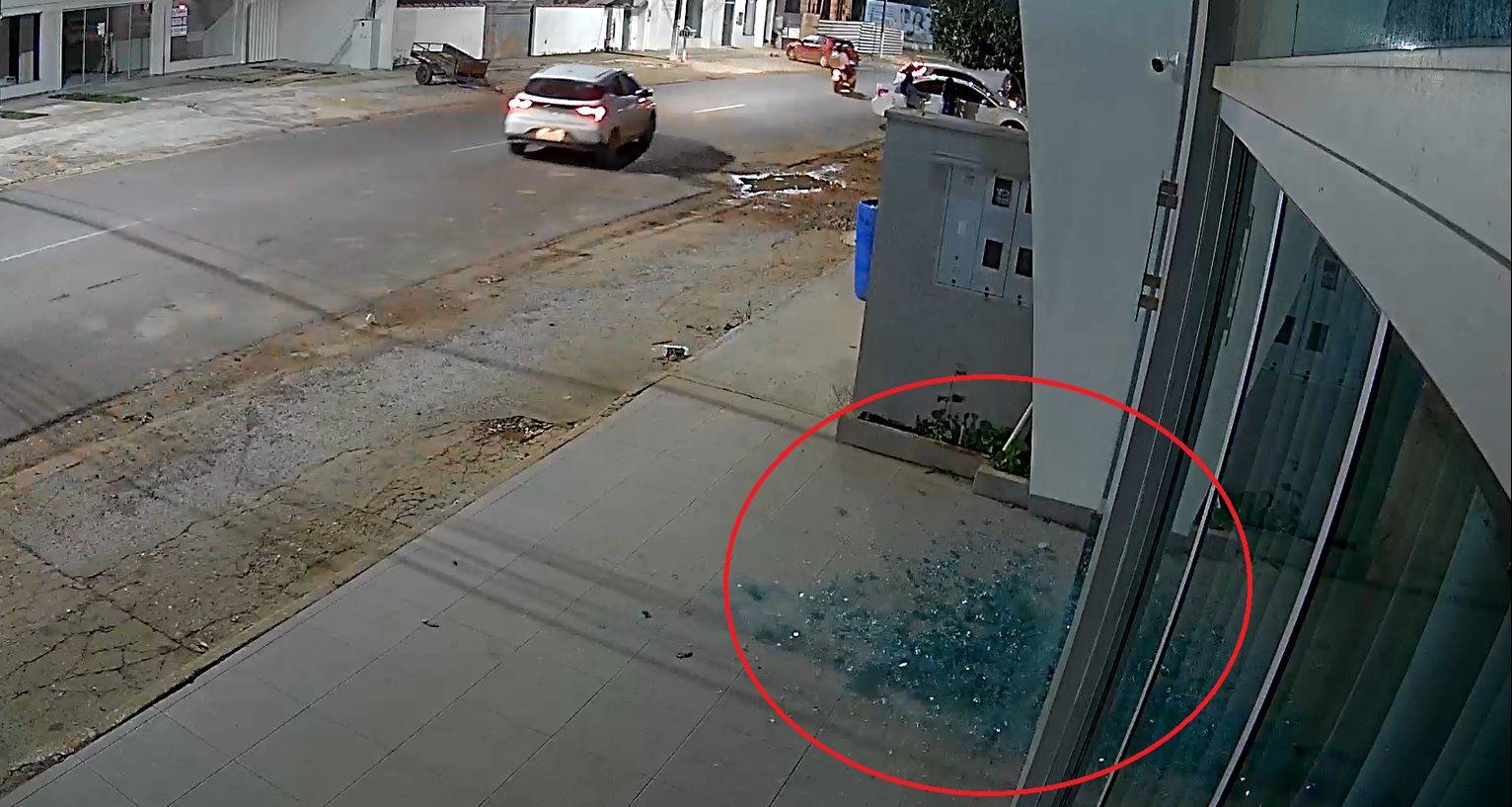 ASSISTA VÍDEOS: mesmo filmado, “estouro” da porta de Blindex em escritório no centro de Vilhena ainda não tem explicação