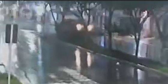 ASSISTA: vídeo mostra o momento que motorista perde o controle, picape sobe em canteiro e “arranca” árvore em avenida de Vilhena