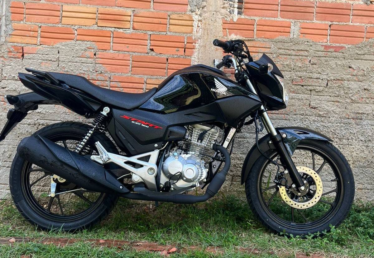 Entregador deixa motocicleta com 4 meses de uso trancada na porta de casa, mas mesmo assim, veículo é levado por ladrões, em Vilhena