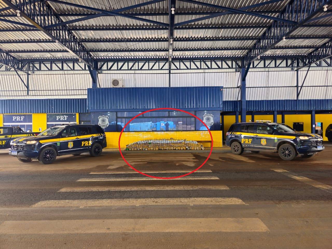 Agentes da PRF abordam motorista e encontram mais de meia tonelada de drogas dentro de caminhão câmara fria, em Vilhena