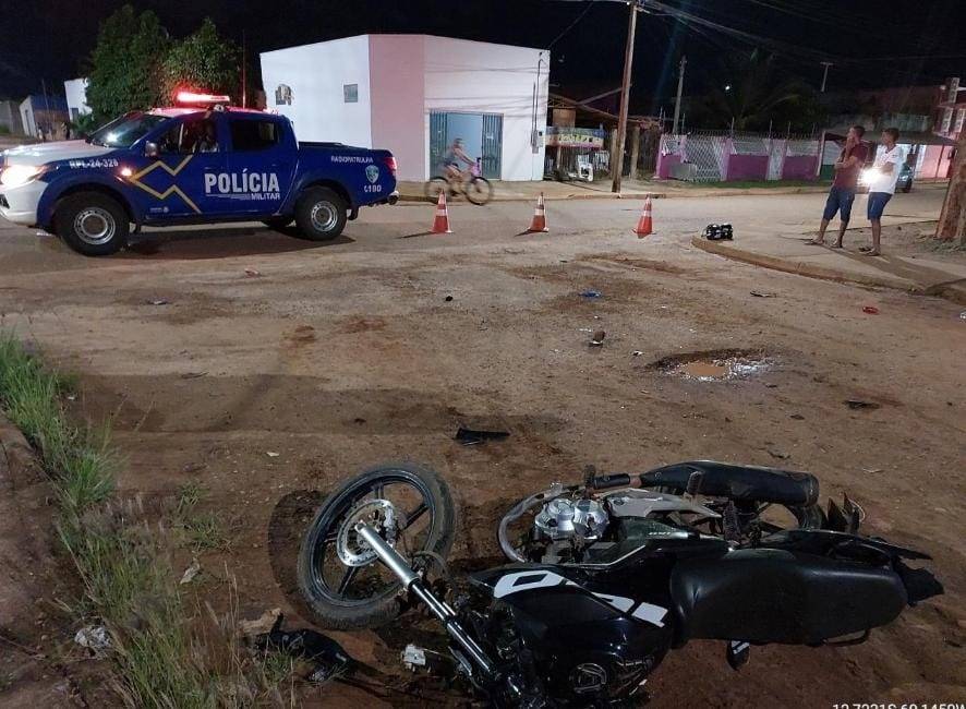 Irmãs de 19 e 17 anos ficam gravemente feridas em colisão entre carro e motocicleta no bairro Cristo Rei, em Vilhena