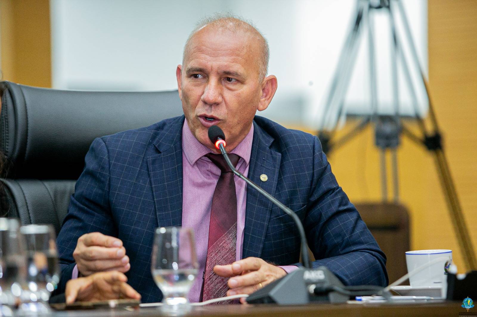 Em nota, equipe jurídica do deputado Ezequiel Neiva afirma que ele não está inelegível e esclarece situação judicial