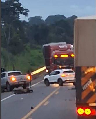 VÍDEO: colisão envolvendo três veículos causa a morte de motociclista na BR-364 entre Ji-Paraná e Presidente Médici