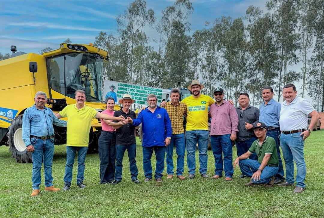 Deputado Luizinho Goebel parabeniza o senador Jaime Bagattoli por entrega de colheitadeira a produtores rurais