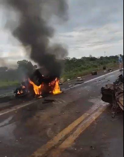 VÍDEO: terceiro acidente fatal é registrado na BR-364 em 24 horas; caminhonete partiu ao meio ao colidir com caminhão boiadeiro
