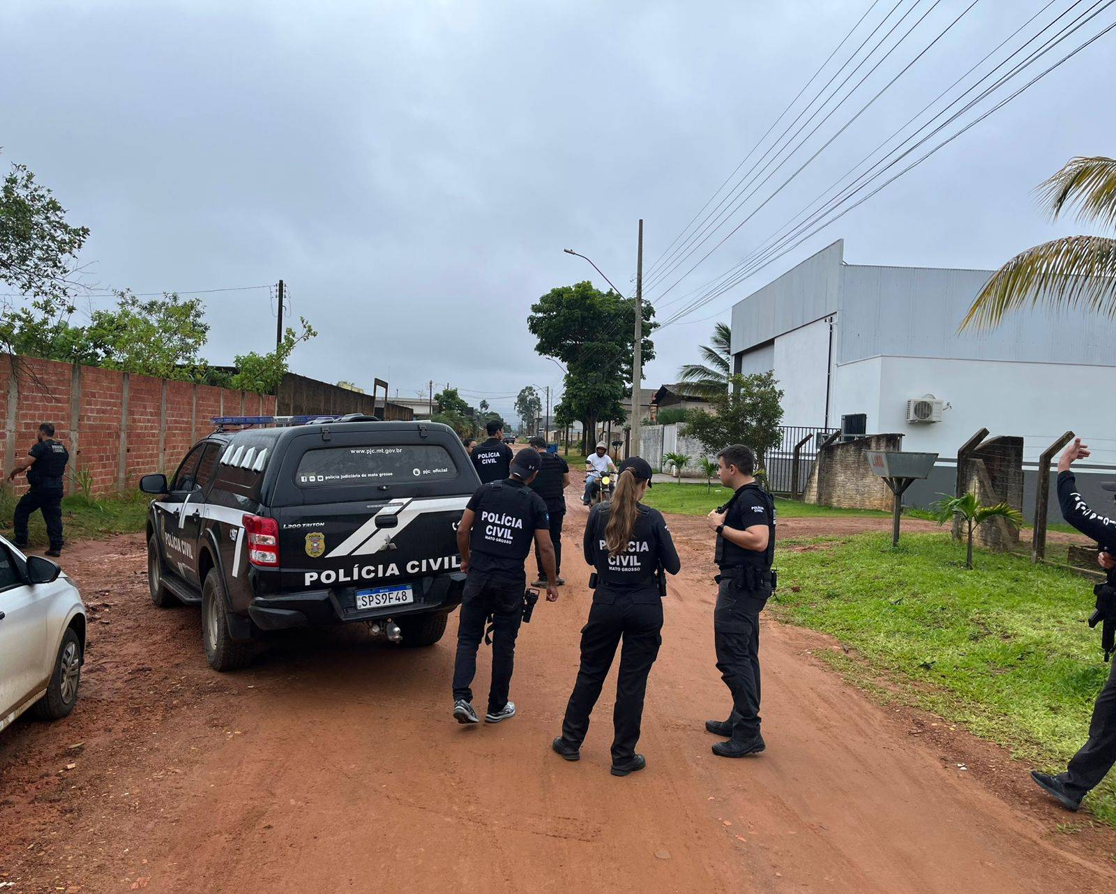 Ação conjunta entre as polícias civis de Rondônia e Mato Grosso cumpre mandados de busca contra depósitos ilegais de madeira em Vilhena