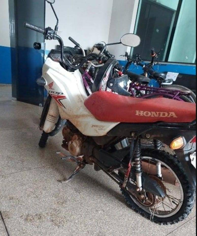 Motocicleta furtada em Chupinguaia é encontrada abandonada na área rural de Vilhena