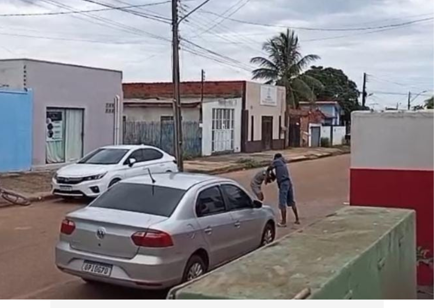 Casal entra em vias de fato no meio da rua; mulher atingiu o homem com um pedaço de madeira