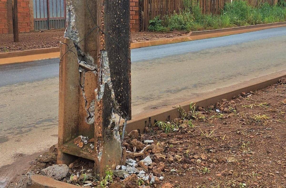 Moradores se preocupam com risco de poste danificado por acidente vir abaixo no Bairro Embratezinho, em Vilhena
