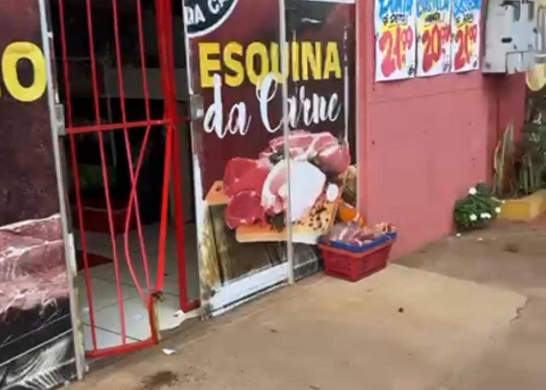 VÍDEO: após tentar furtar extensões de lojas, homem arromba porta de açougue em Vilhena e rouba peças de carne e refrigerante
